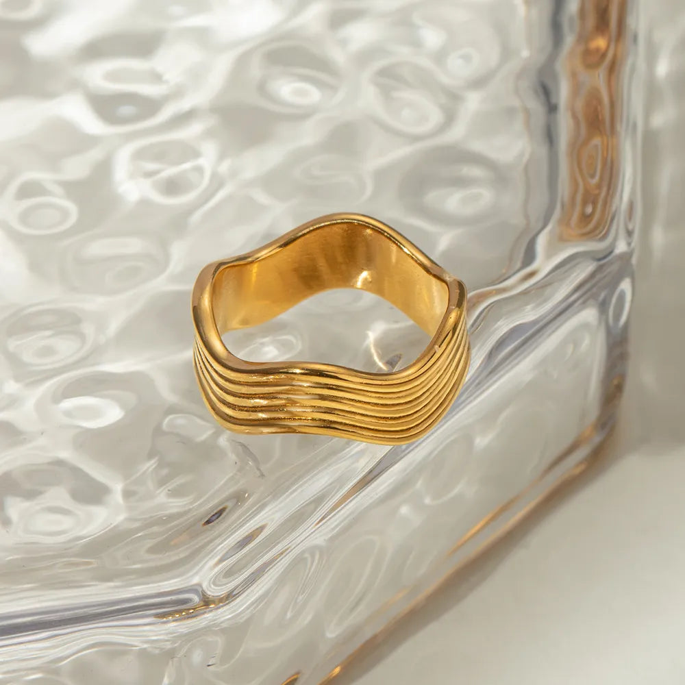 Ring „Verea“ – Geriffelter Edelstahlring in Wellenstruktur