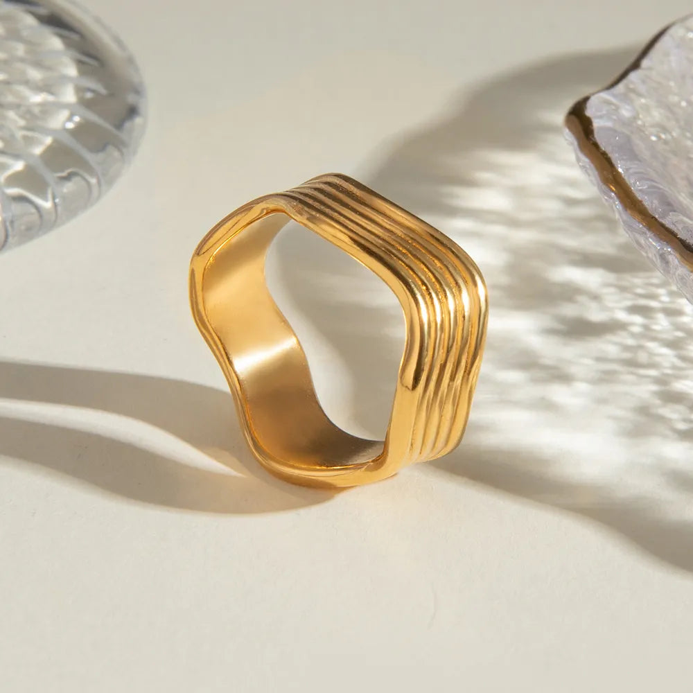 Ring „Verea“ – Geriffelter Edelstahlring in Wellenstruktur