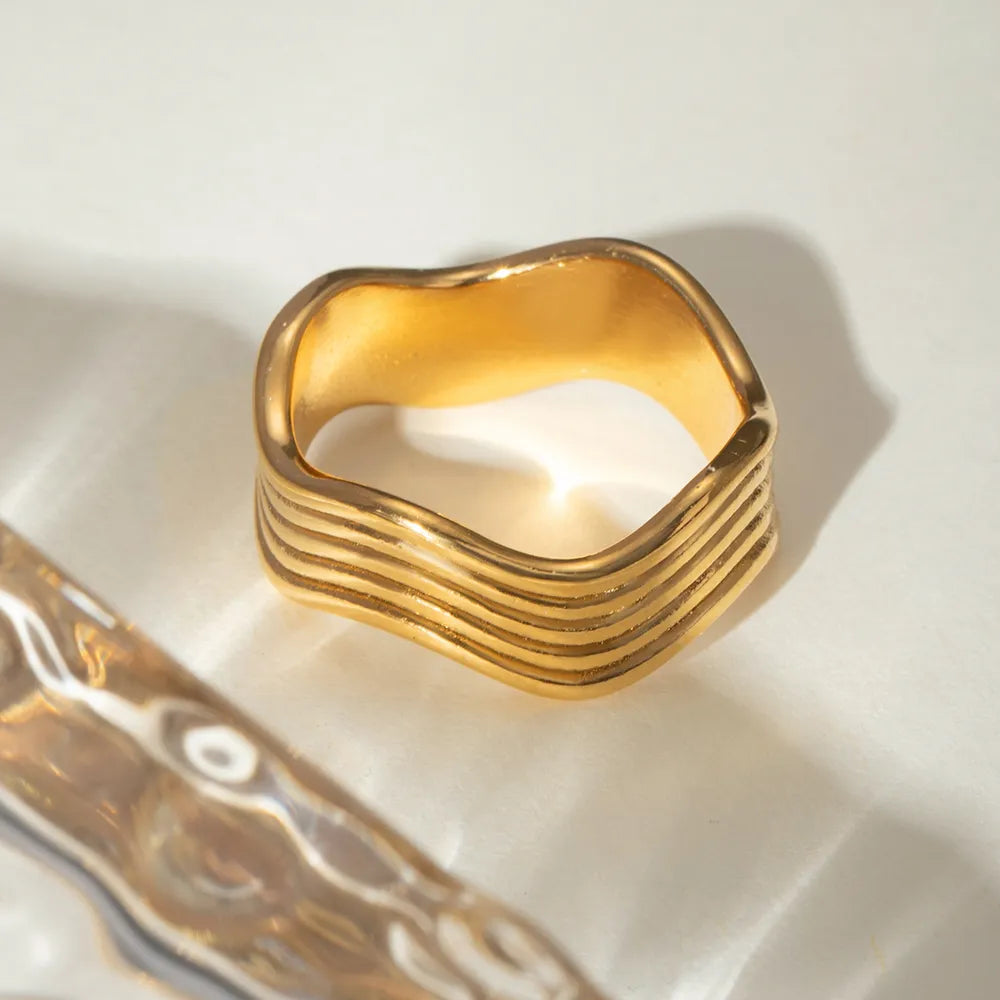 Ring „Verea“ – Geriffelter Edelstahlring in Wellenstruktur