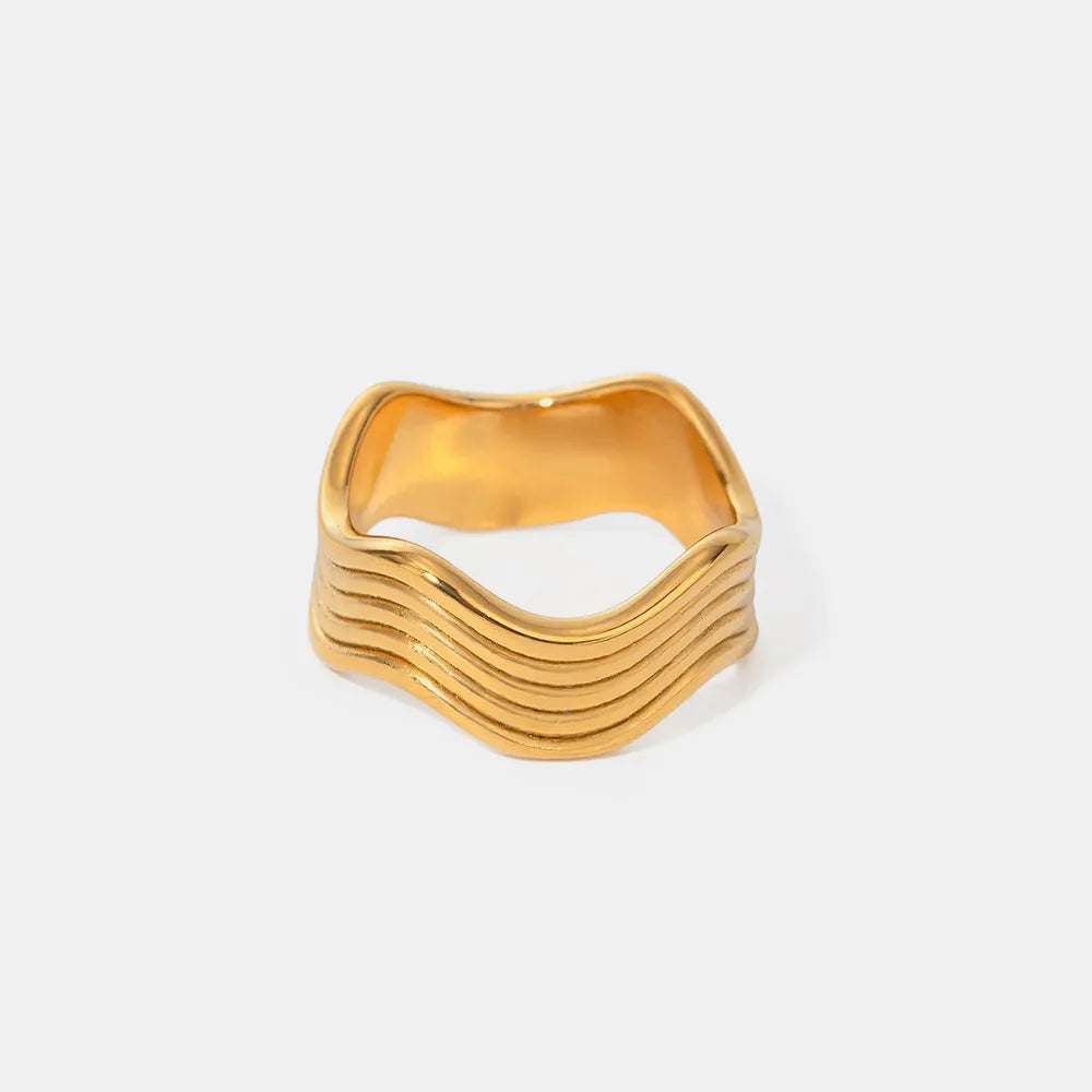 Ring „Verea“ – Geriffelter Edelstahlring in Wellenstruktur