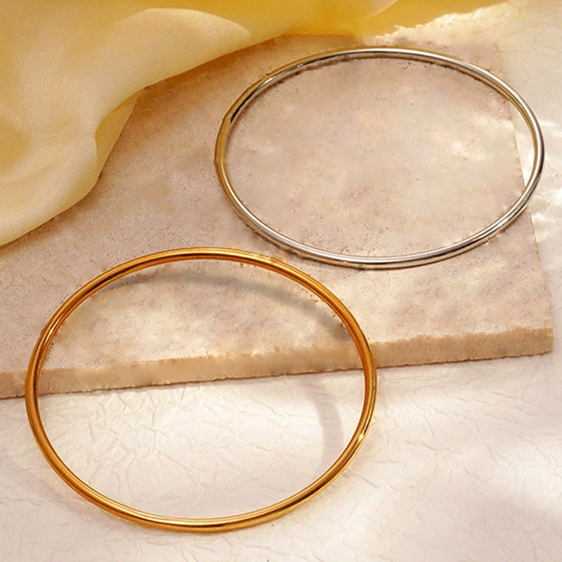 Armreif „Serra“ – Eleganter Damen-Armreif aus Titanstahl in Gold, Silber oder Roségold